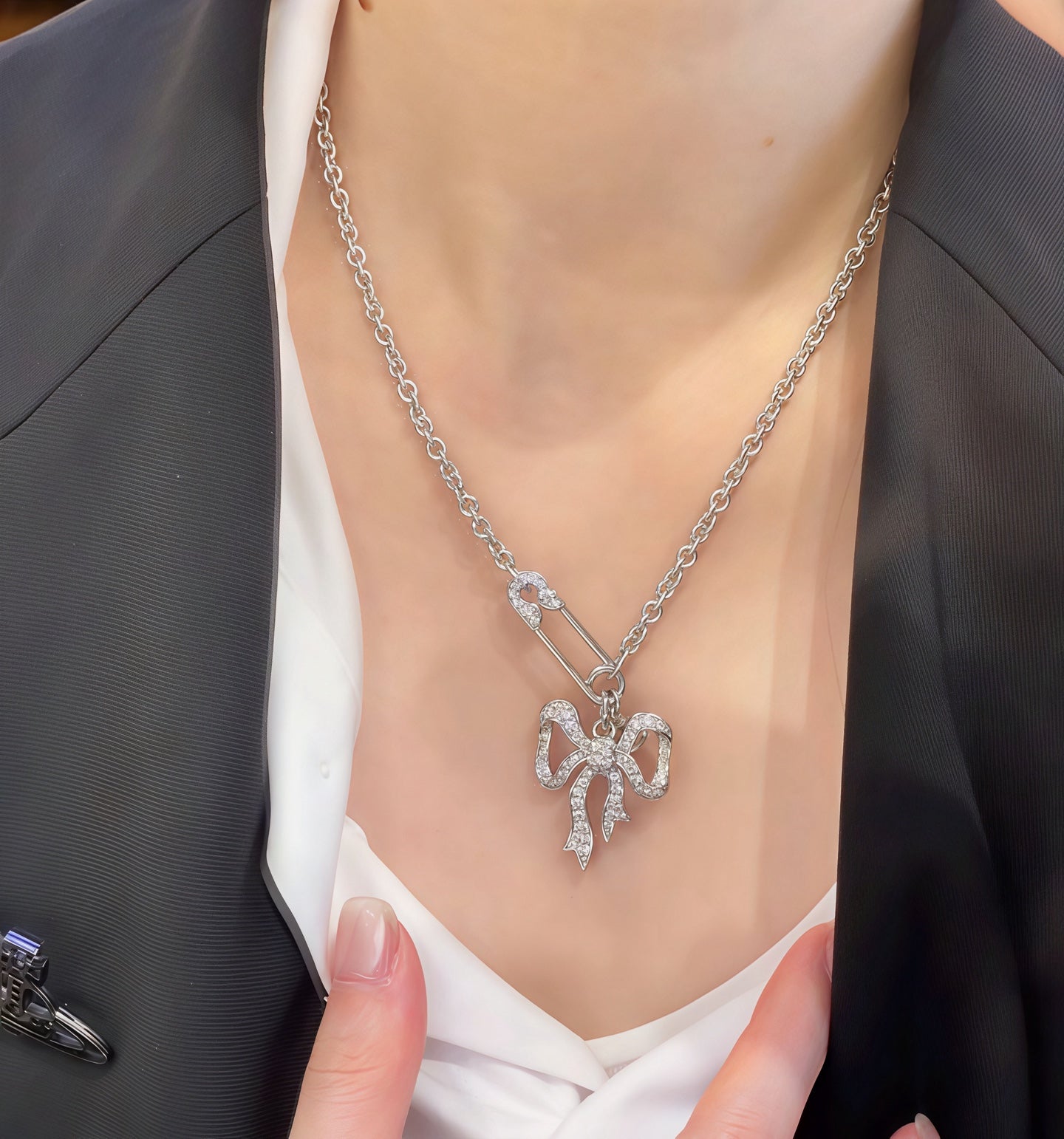 Vivienne Westwood 2026 Rhinestone Safety Pin Clavicle Chain