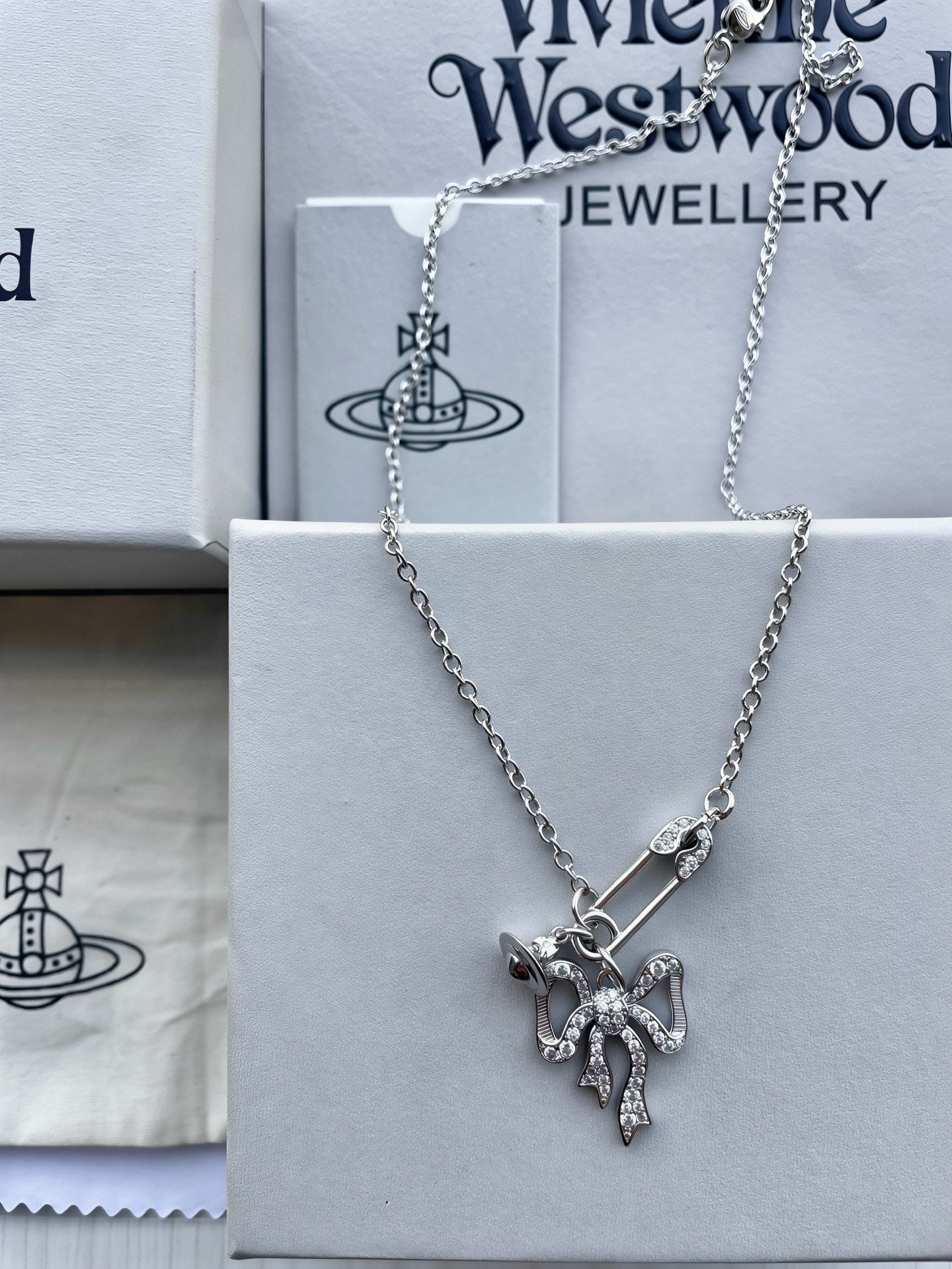 Vivienne Westwood 2026 Rhinestone Safety Pin Clavicle Chain