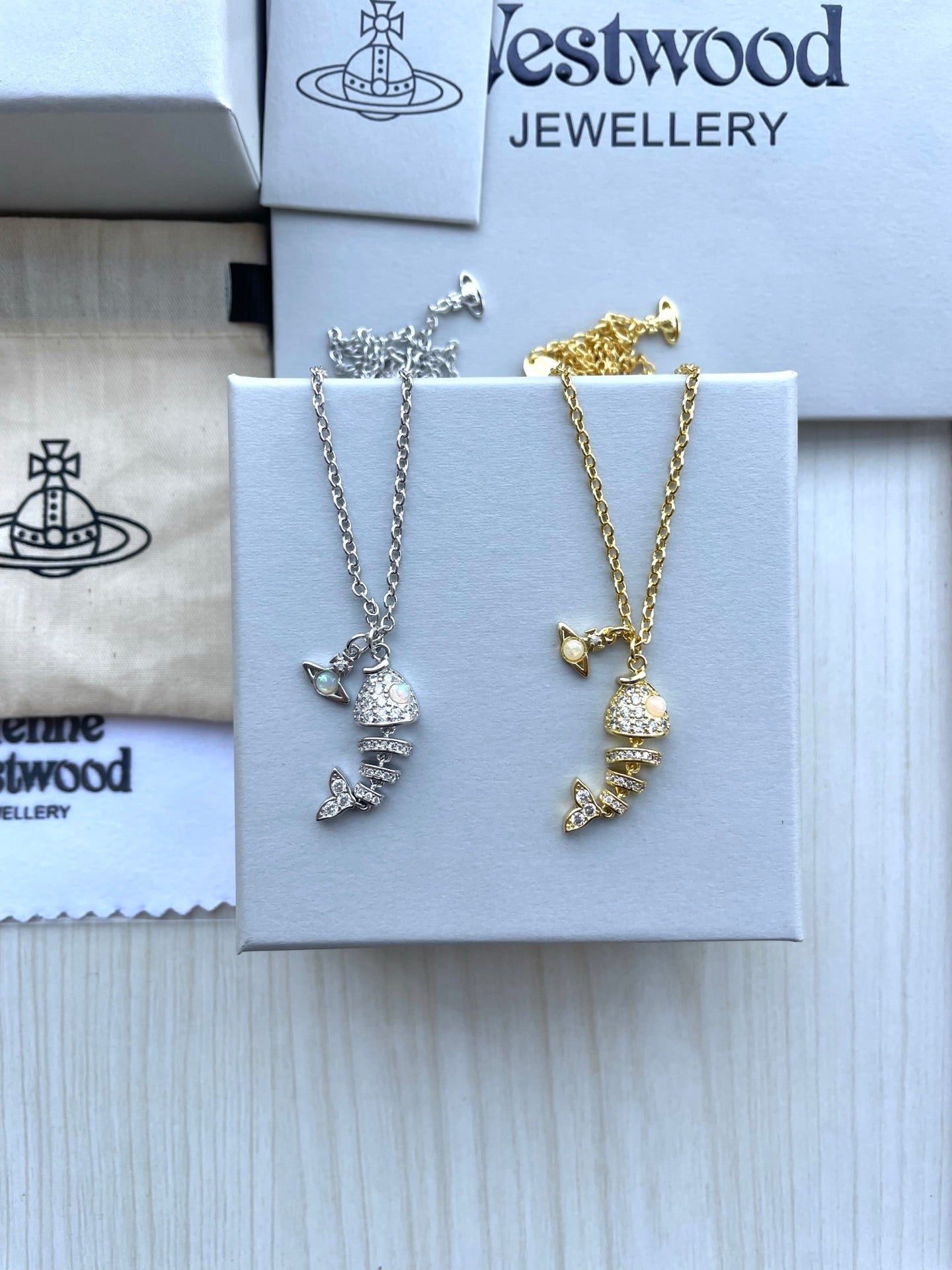 Vivienne Westwood 2026 Full-Rhinestone Fishbone Clavicle Necklace