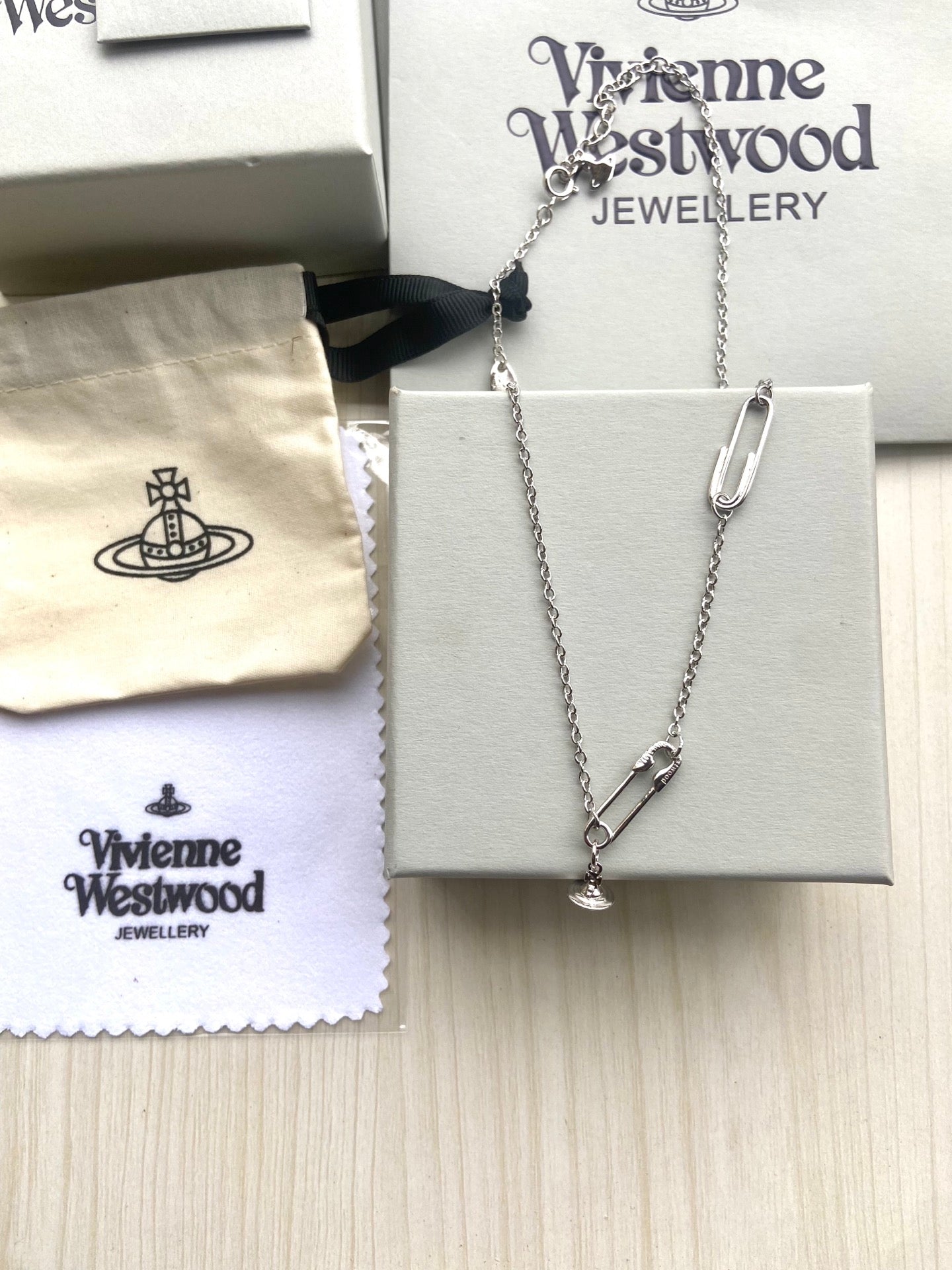 Vivienne Westwood 2026 Minimalist Safety Pin Clavicle Chain